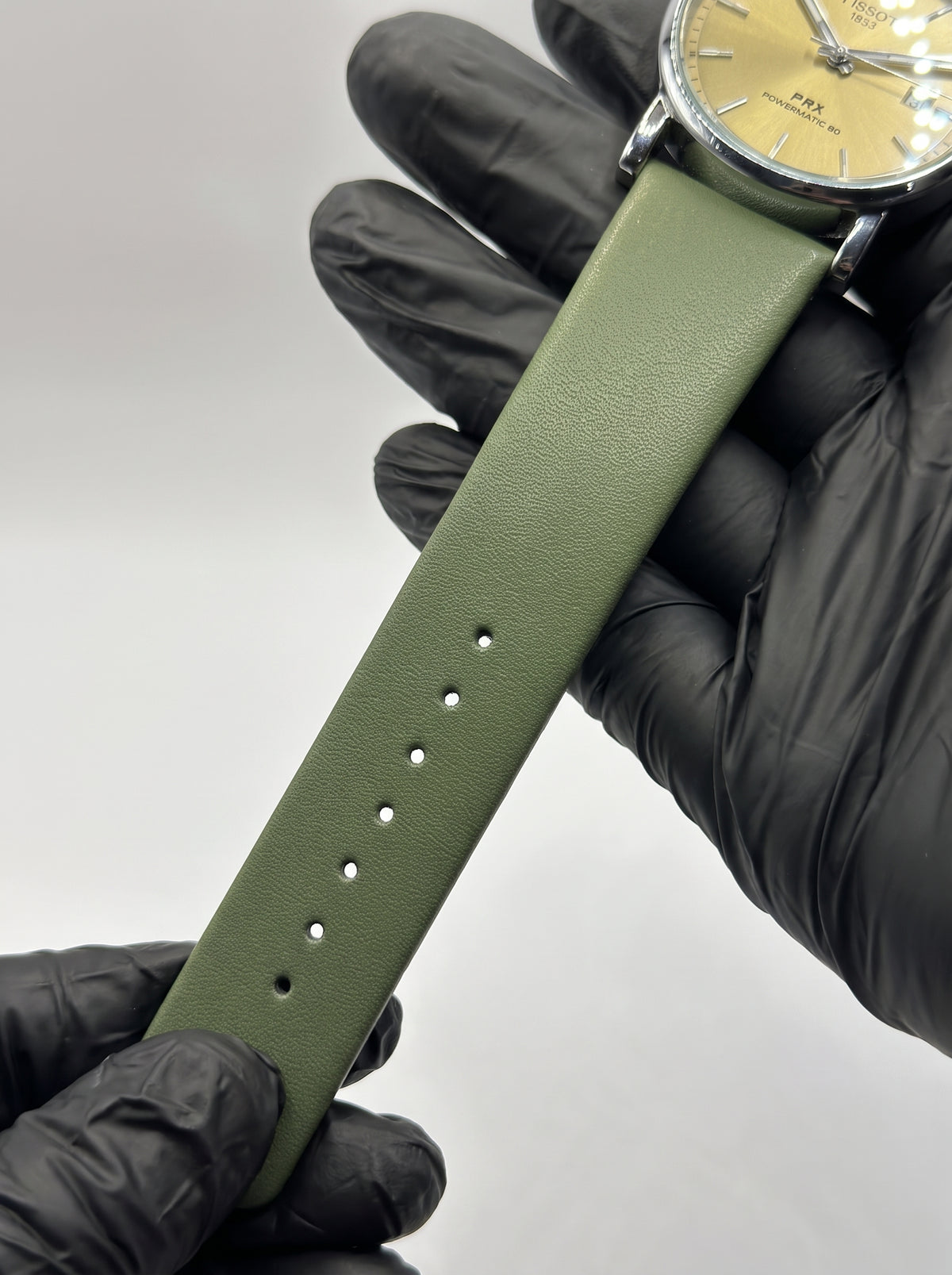 Vintage Olive Green Cushion Case Men’s Watch – Minimalist Sunburst Dial Leather Strap Wristwatch
