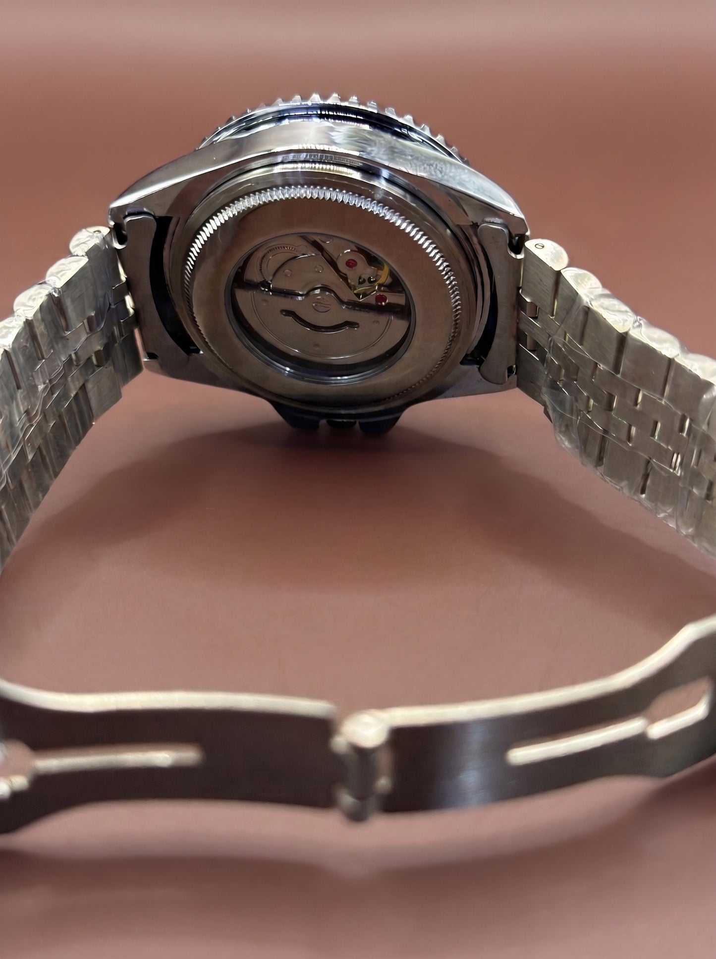 Classic Dual-Tone Men's Analog Wrist Watch – Gold & Silver Steel Bracelet with Date Window